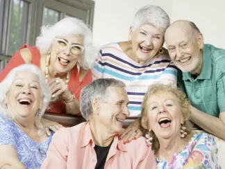 seis-viejos-amigos-riéndose-en-una-casa-mayores-y-divirtiéndose-175862255