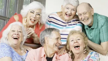 seis-viejos-amigos-riéndose-en-una-casa-mayores-y-divirtiéndose-175862255